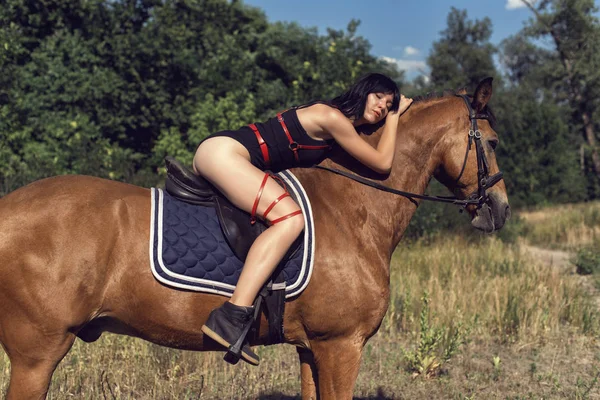 Promenade estivale de la fille avec un cheval brun — Photo