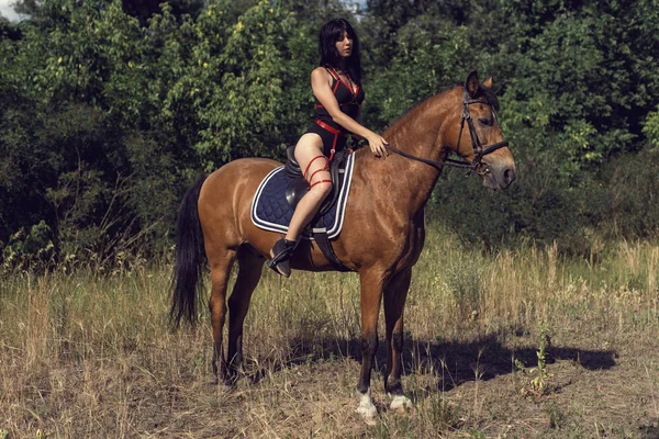夏天和一匹棕色的马一起散步的女孩 — 图库照片