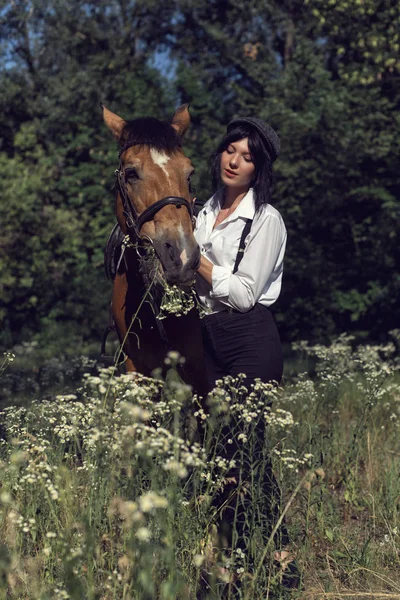 Summer walk of the girl with a brown horse — ストック写真