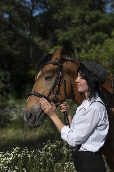 Promenade estivale de la fille avec un cheval brun — Photo