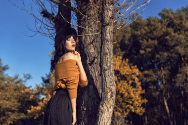 Sonbahar parkında bir esmerle yürü.