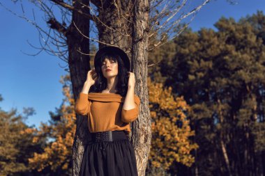 Sonbahar parkında bir esmerle yürü.