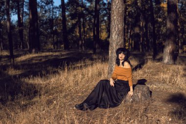 Sonbahar parkında bir esmerle yürü.