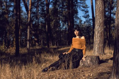 Sonbahar parkında bir esmerle yürü.