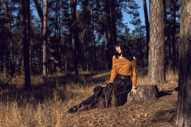 Sonbahar parkında bir esmerle yürü.