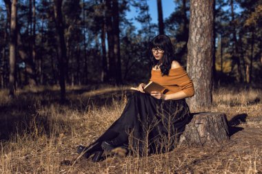 Sonbahar parkında bir esmerle yürü.