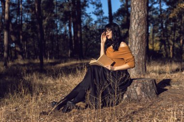 Sonbahar parkında bir esmerle yürü.