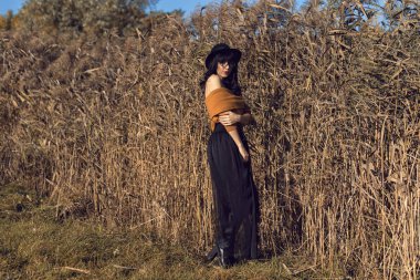 Sonbahar parkında bir esmerle yürü.