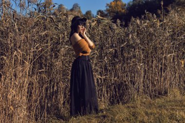 Sonbahar parkında bir esmerle yürü.