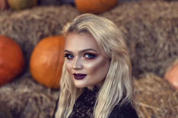 Halloween-Location mit einer jungen Blondine — Stockfoto