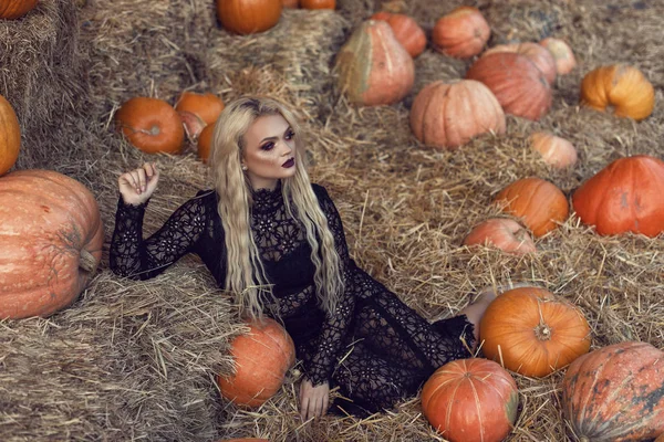 Halloween-Location mit einer jungen Blondine — Stockfoto