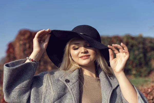 Herbstspaziergang im Park mit einer niedlichen Blondine — Stockfoto