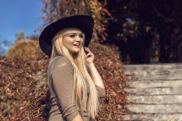 Autumn walk in the park with a cute blonde — Stock Photo, Image