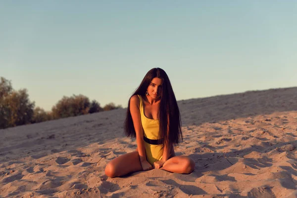 Mädchen Mit Langen Haaren Für Einen Spaziergang — Stockfoto