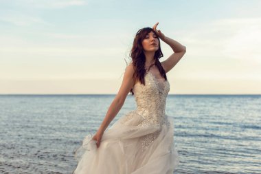 Deniz kenarındaki beyaz elbiseli gelin.