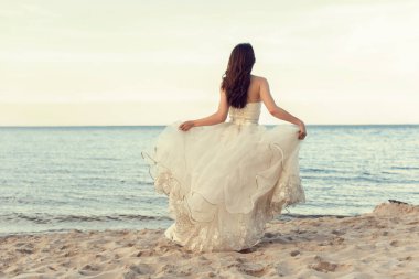 Deniz kenarındaki beyaz elbiseli gelin.