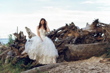 Deniz kenarındaki beyaz elbiseli gelin.