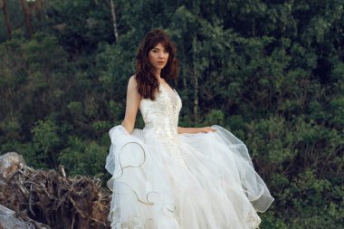 Deniz kenarındaki beyaz elbiseli gelin.