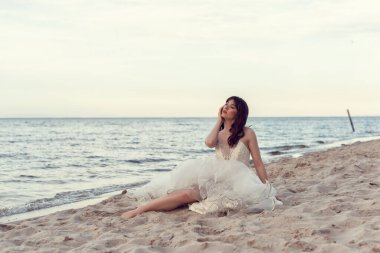 Deniz kenarındaki beyaz elbiseli gelin.