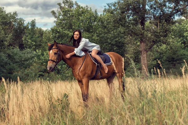 Fille Dans Champ Sur Cheval Brun — Photo