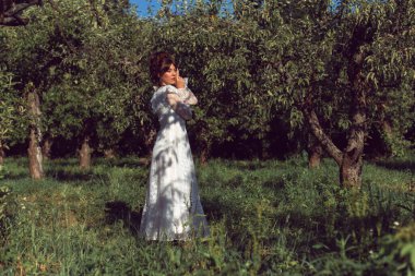 Parkta eski moda elbiseli bir kız.