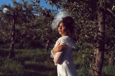 Parkta eski moda elbiseli bir kız.