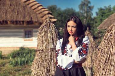 Eski ahşap binaların arasında genç bir kız