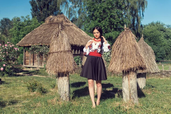 Jeune Fille Parmi Les Vieux Bâtiments Bois — Photo