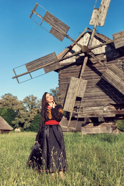 Mladá Dívka Mezi Staré Dřevěné Budovy — Stock fotografie