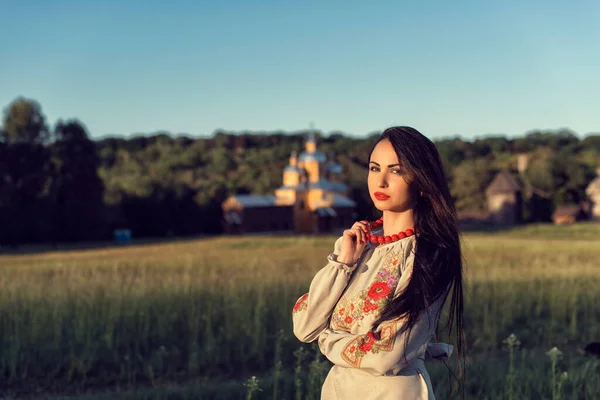 Jeune Fille Parmi Les Vieux Bâtiments Bois — Photo