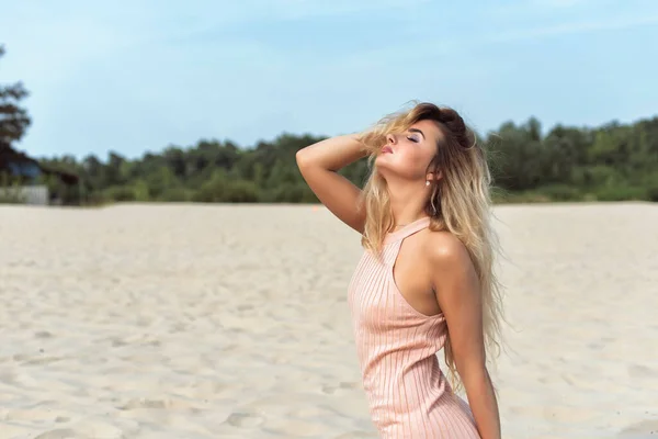 Mladá Blondýna Kráčí Pláži — Stock fotografie