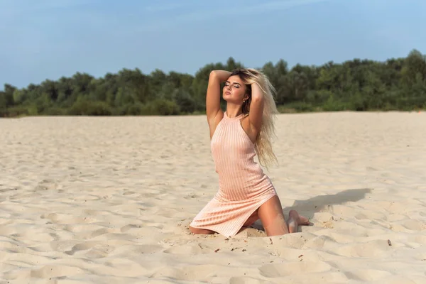 Junge Blondine Läuft Strand Entlang — Stockfoto