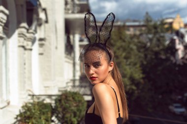 Stüdyoda kırmızı dudaklı genç kız