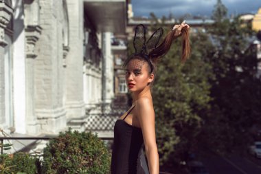 Stüdyoda kırmızı dudaklı genç kız