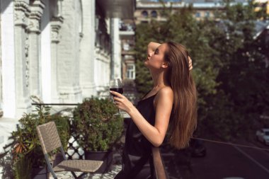 Stüdyoda kırmızı dudaklı genç kız