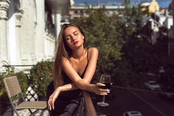 Stüdyoda kırmızı dudaklı genç kız