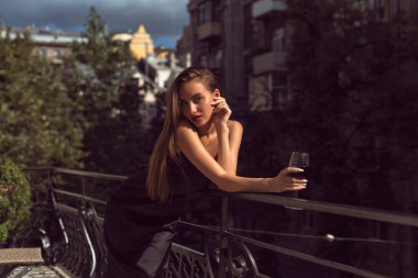 Stüdyoda kırmızı dudaklı genç kız