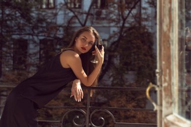 Stüdyoda kırmızı dudaklı genç kız