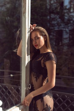 Stüdyoda kırmızı dudaklı genç kız