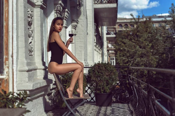 Stüdyoda kırmızı dudaklı genç kız