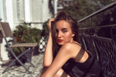 Stüdyoda kırmızı dudaklı genç kız