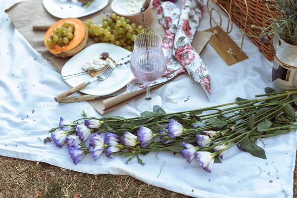 Parkta piknikte farklı yemekler.