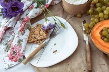 Parkta piknikte farklı yemekler.