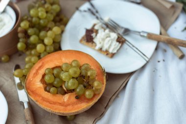 Parkta piknikte farklı yemekler.