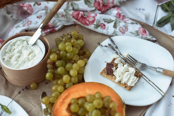 Parkta piknikte farklı yemekler.