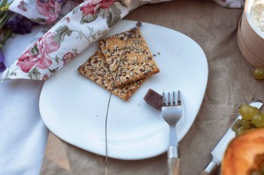 Parkta piknikte farklı yemekler.