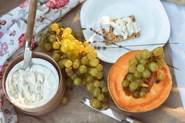 Parkta piknikte farklı yemekler.