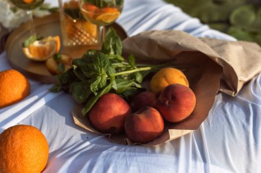 Şehir nehrinde yaz pikniği