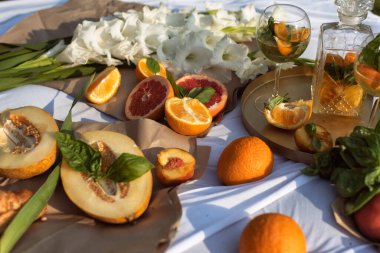 Şehir nehrinde yaz pikniği