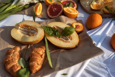 Şehir nehrinde yaz pikniği